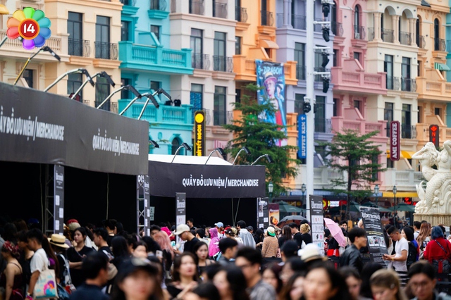 Concert G-DRAGON tại Hà Nội D-2: "Anh Long" cầm ô hát dưới mưa, nguyện tắm mưa cùng fan Việt- Ảnh 6.