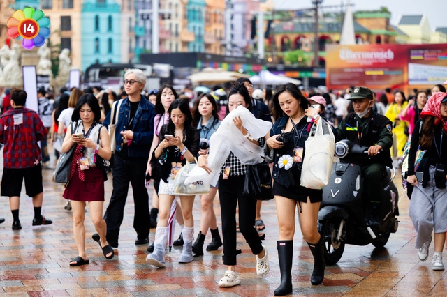 Concert G-DRAGON tại Hà Nội D-2: "Anh Long" cầm ô hát dưới mưa, nguyện tắm mưa cùng fan Việt- Ảnh 8.