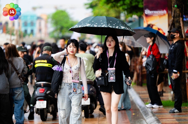 Concert G-DRAGON tại Hà Nội D-2: "Anh Long" cầm ô hát dưới mưa, nguyện tắm mưa cùng fan Việt- Ảnh 16.