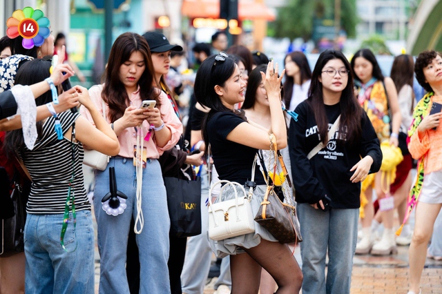 Concert G-DRAGON tại Hà Nội D-2: "Anh Long" cầm ô hát dưới mưa, nguyện tắm mưa cùng fan Việt- Ảnh 11.