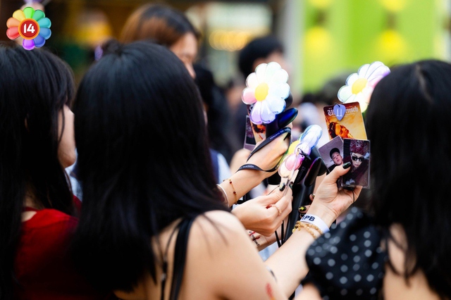 Concert G-DRAGON tại Hà Nội D-2: "Anh Long" cầm ô hát dưới mưa, nguyện tắm mưa cùng fan Việt- Ảnh 13.