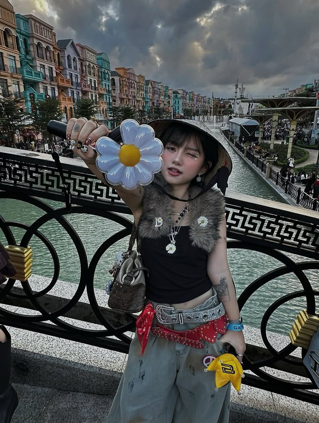 Xả suộc đi xem "anh Long": Từ vợ Cường Đô La đến gái xinh trên mạng, đã con mắt thật sự- Ảnh 7. Xả suộc đi xem "anh Long": Từ vợ Cường Đô La đến gái xinh trên mạng, đã con mắt thật sự- Ảnh 7.