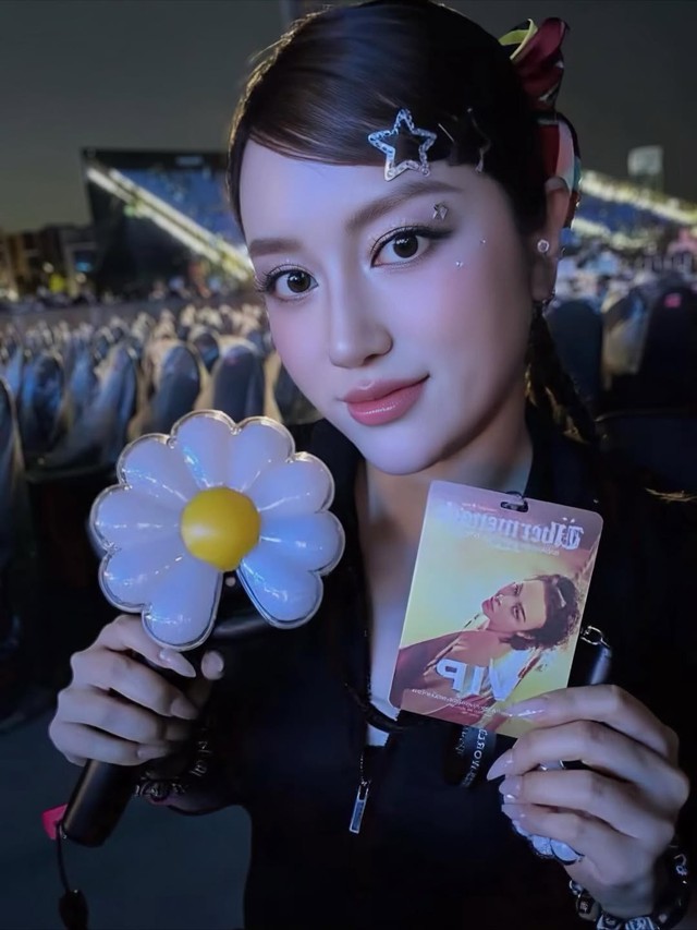 Xả suộc đi xem "anh Long": Từ vợ Cường Đô La đến gái xinh trên mạng, đã con mắt thật sự- Ảnh 11. Xả suộc đi xem "anh Long": Từ vợ Cường Đô La đến gái xinh trên mạng, đã con mắt thật sự- Ảnh 11.