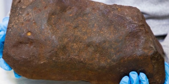 Tưởng nhặt được khối vàng 17 kg trị giá 60 tỷ đồng trong công viên, người đàn ông ‘ngã ngửa’ khi biết giá trị thật của kho báu trong tay- Ảnh 1.