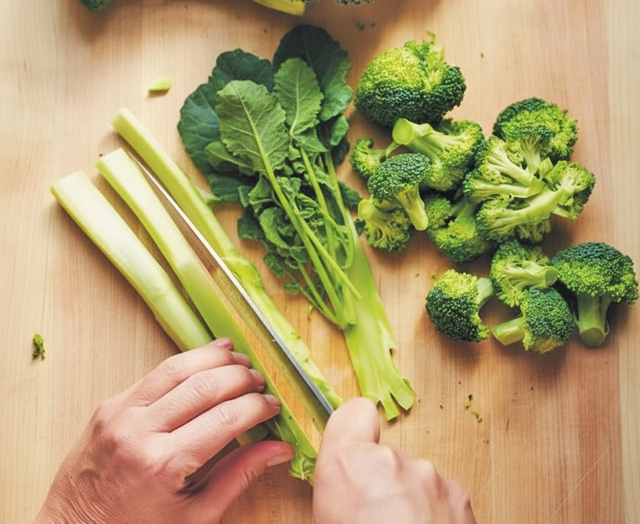 Đến giờ tôi mới biết 2 thứ này trên bông cải xanh chống ung thư gấp 100 lần phần bông! "Tiếc hùi hụi" vì toàn vứt bỏ- Ảnh 2. Đến giờ tôi mới biết 2 thứ này trên bông cải xanh chống ung thư gấp 100 lần phần bông! "Tiếc hùi hụi" vì toàn vứt bỏ- Ảnh 2.