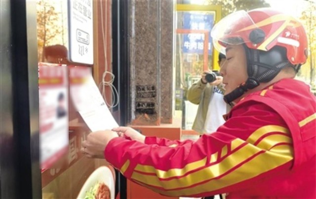 Suốt 19 năm, shipper liên tục dán 1 thứ lên xe và đồ ăn của khách, nhìn kỹ nhiều người đã bật khóc- Ảnh 4. Suốt 19 năm, shipper liên tục dán 1 thứ lên xe và đồ ăn của khách, nhìn kỹ nhiều người đã bật khóc- Ảnh 4.