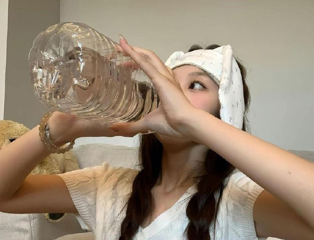 Đến giờ tôi mới biết uống nước theo 7 kiểu này đang “phá thận”, trước giờ cứ tưởng uống càng nhiều càng tốt!- Ảnh 1. Đến giờ tôi mới biết uống nước theo 7 kiểu này đang “phá thận”, trước giờ cứ tưởng uống càng nhiều càng tốt!- Ảnh 1.