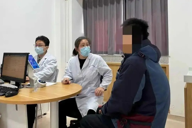 Ngực nam sinh 17 tuổi ngày càng to như thiếu nữ chỉ vì… trị mụn trứng cá sai cách- Ảnh 1. Ngực nam sinh 17 tuổi ngày càng to như thiếu nữ chỉ vì… trị mụn trứng cá sai cách- Ảnh 1.