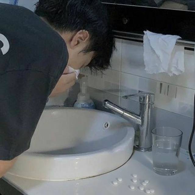 Ngực nam sinh 17 tuổi ngày càng to như thiếu nữ chỉ vì… trị mụn trứng cá sai cách- Ảnh 2. Ngực nam sinh 17 tuổi ngày càng to như thiếu nữ chỉ vì… trị mụn trứng cá sai cách- Ảnh 2.