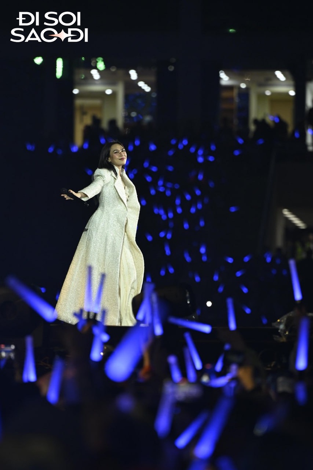Vừa mở màn concert tại Mỹ Đình, Mỹ Tâm đã phải xin lỗi- Ảnh 14. Vừa mở màn concert tại Mỹ Đình, Mỹ Tâm đã phải xin lỗi- Ảnh 14.