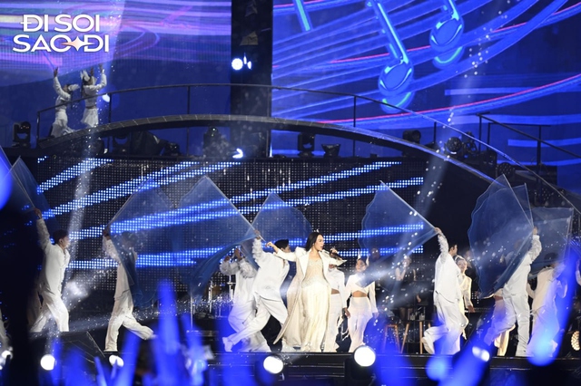 Vừa mở màn concert tại Mỹ Đình, Mỹ Tâm đã phải xin lỗi- Ảnh 15. Vừa mở màn concert tại Mỹ Đình, Mỹ Tâm đã phải xin lỗi- Ảnh 15.