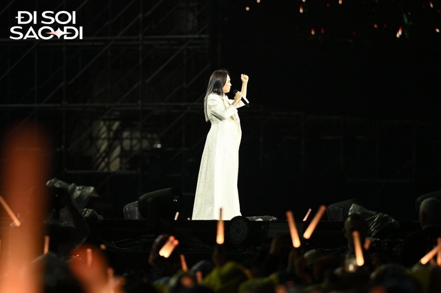 Vừa mở màn concert tại Mỹ Đình, Mỹ Tâm đã phải xin lỗi- Ảnh 16. Vừa mở màn concert tại Mỹ Đình, Mỹ Tâm đã phải xin lỗi- Ảnh 16.