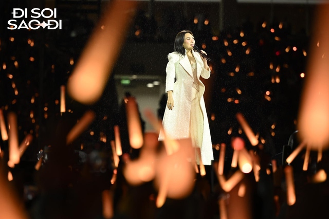Vừa mở màn concert tại Mỹ Đình, Mỹ Tâm đã phải xin lỗi- Ảnh 10. Vừa mở màn concert tại Mỹ Đình, Mỹ Tâm đã phải xin lỗi- Ảnh 10.