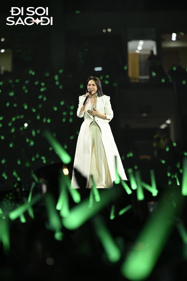 Vừa mở màn concert tại Mỹ Đình, Mỹ Tâm đã phải xin lỗi- Ảnh 4. Vừa mở màn concert tại Mỹ Đình, Mỹ Tâm đã phải xin lỗi- Ảnh 4.