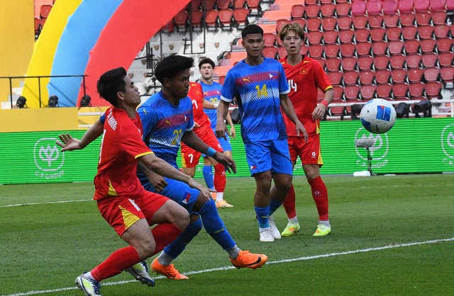 Diễn biến U22 Việt Nam vs Philippines bán kết SEA Games 33: Thế trận căng thẳng- Ảnh 4. Diễn biến U22 Việt Nam vs Philippines bán kết SEA Games 33: Thế trận căng thẳng- Ảnh 4.