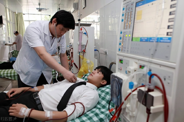 Ch&agrave;ng trai độc th&acirc;n 24 tuổi ngỡ ng&agrave;ng ph&aacute;t hiện thận "gần như hỏng", b&aacute;c sĩ thở d&agrave;i: "Nhiều nam giới c&oacute; 2 th&oacute;i quen giống cậu"- Ảnh 1.