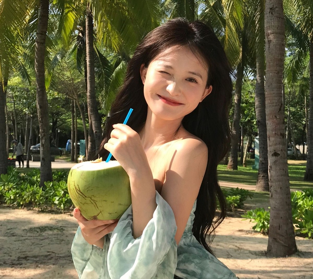 Chợ Việt có loại nước trong như nước lọc nhưng uống là “bơm” collagen vào người, dưỡng tóc, cân bằng nội tiết tố- Ảnh 1. Chợ Việt có loại nước trong như nước lọc nhưng uống là “bơm” collagen vào người, dưỡng tóc, cân bằng nội tiết tố- Ảnh 1.