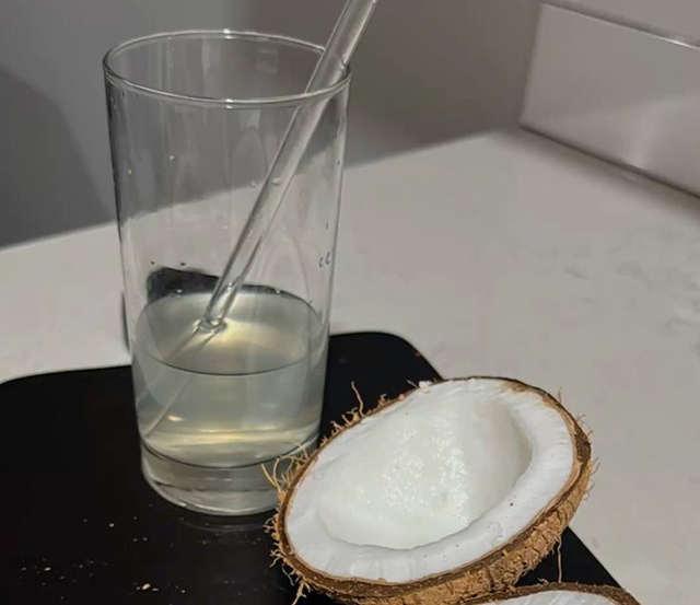 Chợ Việt có loại nước trong như nước lọc nhưng uống là “bơm” collagen vào người, dưỡng tóc, cân bằng nội tiết tố- Ảnh 2. Chợ Việt có loại nước trong như nước lọc nhưng uống là “bơm” collagen vào người, dưỡng tóc, cân bằng nội tiết tố- Ảnh 2.