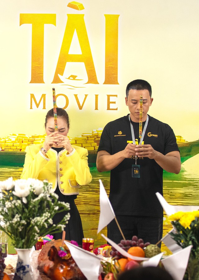 Ph&oacute;ng to bức ảnh chụp Mỹ T&acirc;m v&agrave; Mai T&agrave;i Phến, cả MXH hốt hoảng v&igrave; 1 chi tiết đ&aacute;ng sợ- Ảnh 4.