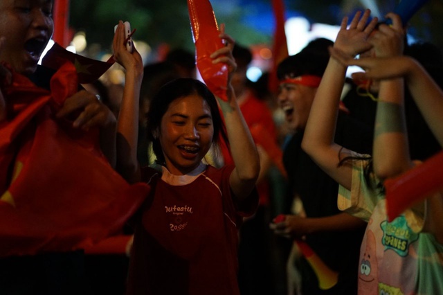Cổ động viên đốt pháo hoa ăn mừng U22 Việt Nam gỡ hoà 2-2 U22 Thái Lan- Ảnh 10. Cổ động viên đốt pháo hoa ăn mừng U22 Việt Nam gỡ hoà 2-2 U22 Thái Lan- Ảnh 10.