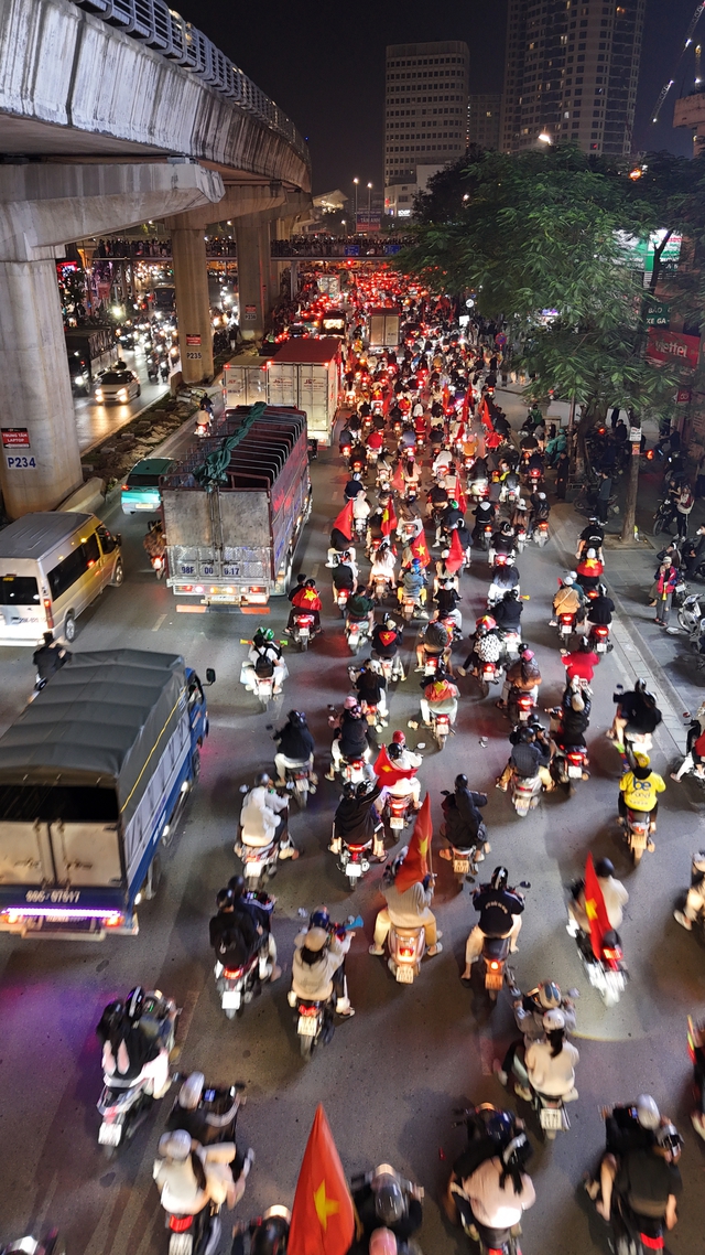 Việt Nam vô địch: Đường phố vui như Tết rồi nè!- Ảnh 44. Việt Nam vô địch: Đường phố vui như Tết rồi nè!- Ảnh 44.