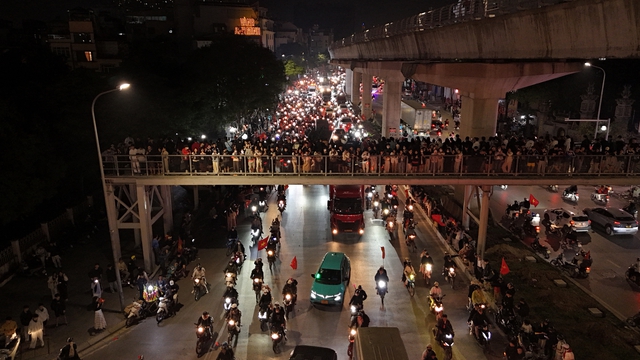 Việt Nam vô địch: Đường phố vui như Tết rồi nè!- Ảnh 45. Việt Nam vô địch: Đường phố vui như Tết rồi nè!- Ảnh 45.