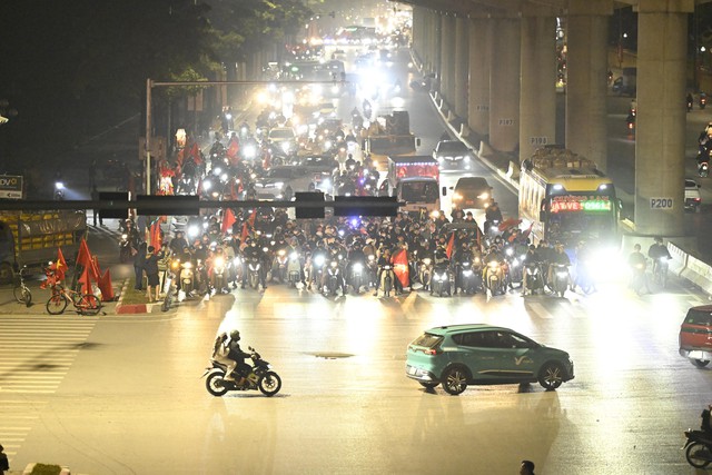 Việt Nam vô địch: Đường phố vui như Tết rồi nè!- Ảnh 18. Việt Nam vô địch: Đường phố vui như Tết rồi nè!- Ảnh 18.