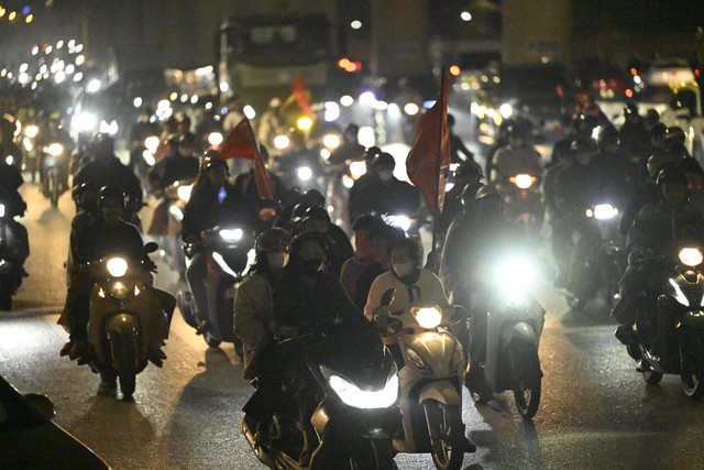 Việt Nam vô địch: Đường phố vui như Tết rồi nè!- Ảnh 16. Việt Nam vô địch: Đường phố vui như Tết rồi nè!- Ảnh 16.