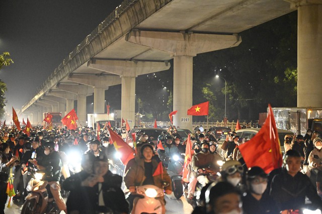 Việt Nam vô địch: Đường phố vui như Tết rồi nè!- Ảnh 26. Việt Nam vô địch: Đường phố vui như Tết rồi nè!- Ảnh 26.