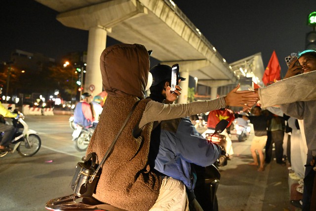 Việt Nam vô địch: Đường phố vui như Tết rồi nè!- Ảnh 33. Việt Nam vô địch: Đường phố vui như Tết rồi nè!- Ảnh 33.