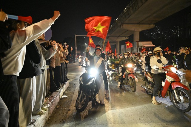 Việt Nam vô địch: Đường phố vui như Tết rồi nè!- Ảnh 32. Việt Nam vô địch: Đường phố vui như Tết rồi nè!- Ảnh 32.