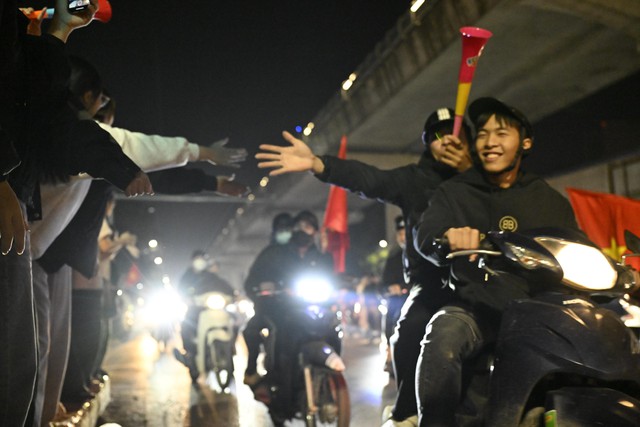 Việt Nam vô địch: Đường phố vui như Tết rồi nè!- Ảnh 31. Việt Nam vô địch: Đường phố vui như Tết rồi nè!- Ảnh 31.