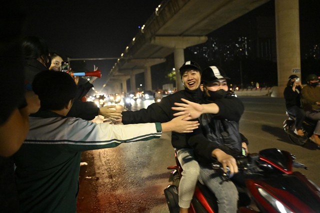 Việt Nam vô địch: Đường phố vui như Tết rồi nè!- Ảnh 34. Việt Nam vô địch: Đường phố vui như Tết rồi nè!- Ảnh 34.