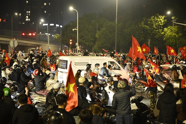 Việt Nam vô địch: Đường phố vui như Tết rồi nè!- Ảnh 49. Việt Nam vô địch: Đường phố vui như Tết rồi nè!- Ảnh 49.