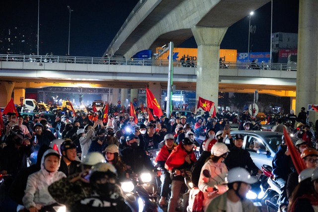 Việt Nam vô địch: Đường phố vui như Tết rồi nè!- Ảnh 79.