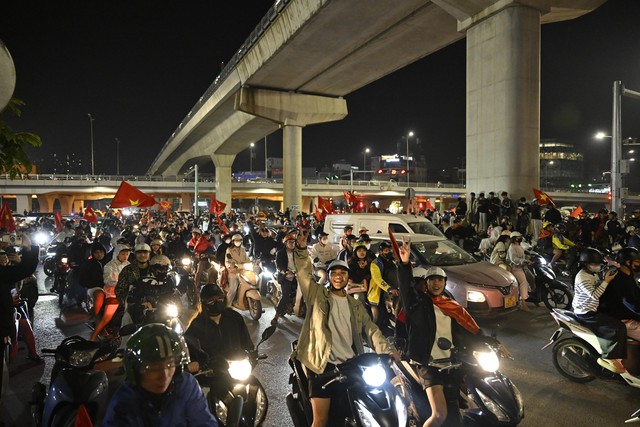 Việt Nam vô địch: Đường phố vui như Tết rồi nè!- Ảnh 48. Việt Nam vô địch: Đường phố vui như Tết rồi nè!- Ảnh 48.