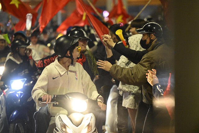 Việt Nam vô địch: Đường phố vui như Tết rồi nè!- Ảnh 66.