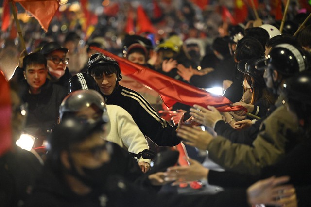 Việt Nam vô địch: Đường phố vui như Tết rồi nè!- Ảnh 65.