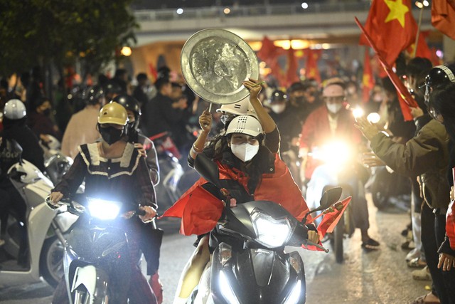 Việt Nam vô địch: Đường phố vui như Tết rồi nè!- Ảnh 61.