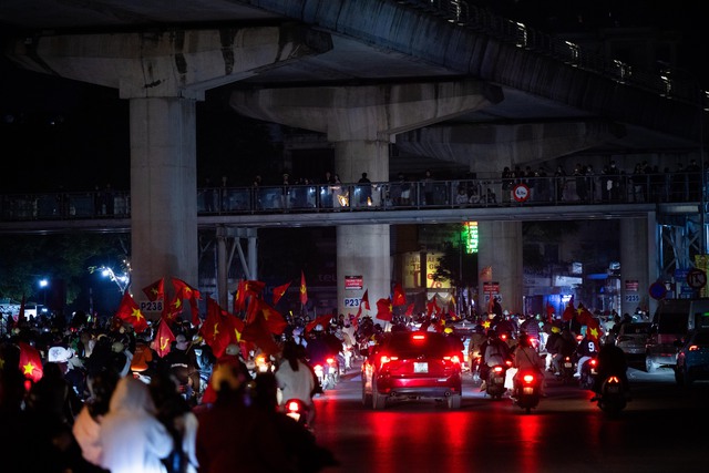 Việt Nam vô địch: Đường phố vui như Tết rồi nè!- Ảnh 80.