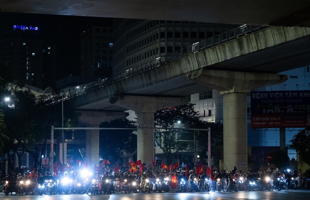 Việt Nam vô địch: Đường phố vui như Tết rồi nè!- Ảnh 77.