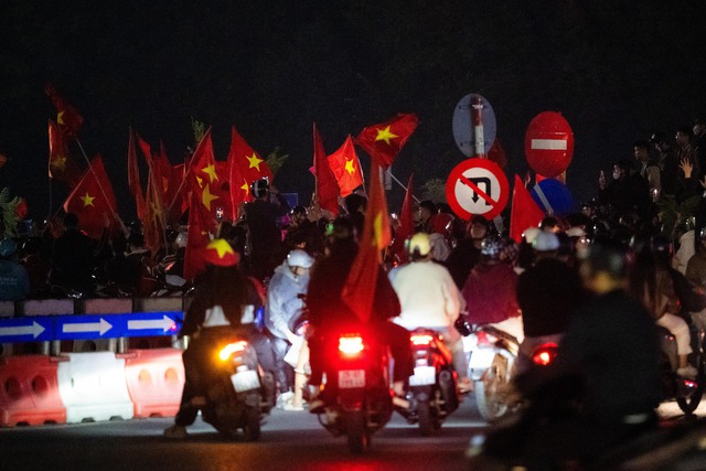 Việt Nam vô địch: Đường phố vui như Tết rồi nè!- Ảnh 81.