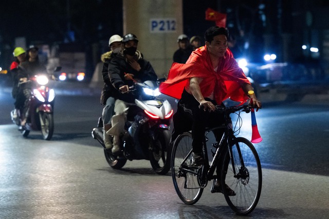 Việt Nam vô địch: Đường phố vui như Tết rồi nè!- Ảnh 78.