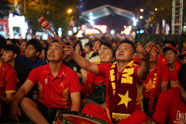 H&agrave;ng ngh&igrave;n người n&iacute;n thở tr&ecirc;n phố đi bộ Nguyễn Huệ, tất cả đang chờ một khoảnh khắc!- Ảnh 20.