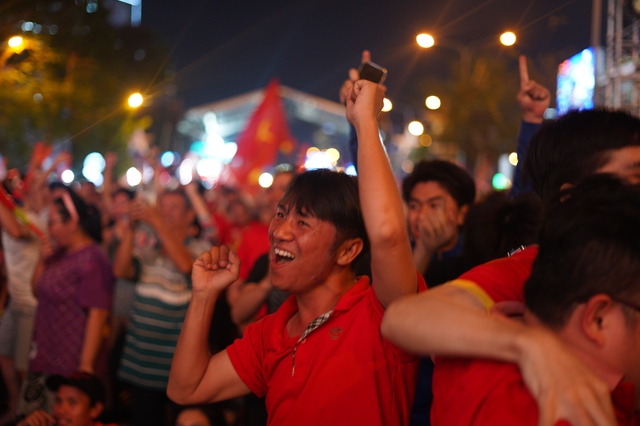 H&agrave;ng ngh&igrave;n người n&iacute;n thở tr&ecirc;n phố đi bộ Nguyễn Huệ, tất cả đang chờ một khoảnh khắc!- Ảnh 19.