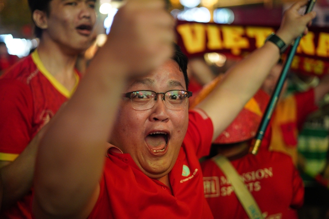 H&agrave;ng ngh&igrave;n người n&iacute;n thở tr&ecirc;n phố đi bộ Nguyễn Huệ, tất cả đang chờ một khoảnh khắc!- Ảnh 18.