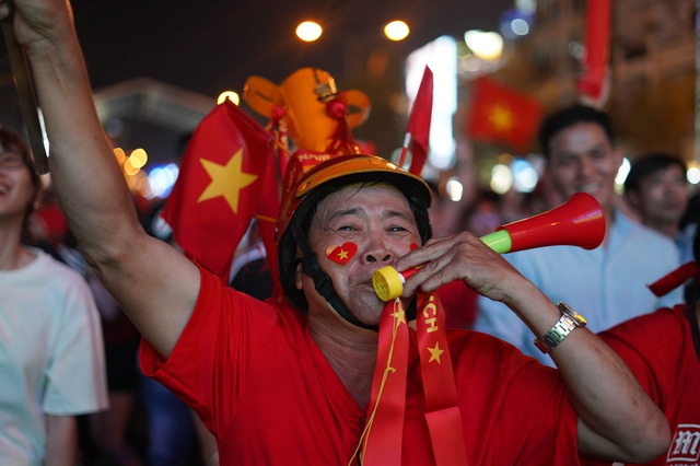 H&agrave;ng ngh&igrave;n người n&iacute;n thở tr&ecirc;n phố đi bộ Nguyễn Huệ, tất cả đang chờ một khoảnh khắc!- Ảnh 16.