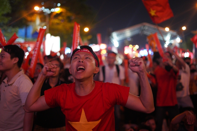 H&agrave;ng ngh&igrave;n người n&iacute;n thở tr&ecirc;n phố đi bộ Nguyễn Huệ, tất cả đang chờ một khoảnh khắc!- Ảnh 17.