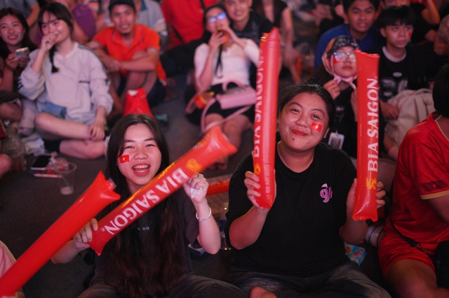 H&agrave;ng ngh&igrave;n người n&iacute;n thở tr&ecirc;n phố đi bộ Nguyễn Huệ, tất cả đang chờ một khoảnh khắc!- Ảnh 15.