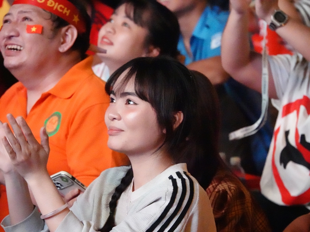 H&agrave;ng ngh&igrave;n người n&iacute;n thở tr&ecirc;n phố đi bộ Nguyễn Huệ, tất cả đang chờ một khoảnh khắc!- Ảnh 21.